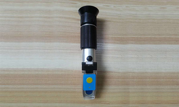 Built LED refractometer